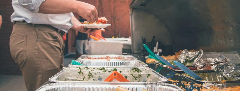 Buffet lors d'un événement extérieur en été : le risque de la nourriture !