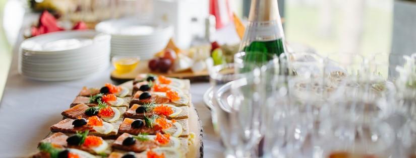 Combien de pièces par personne faut-il prévoir pour un cocktail traiteur ?