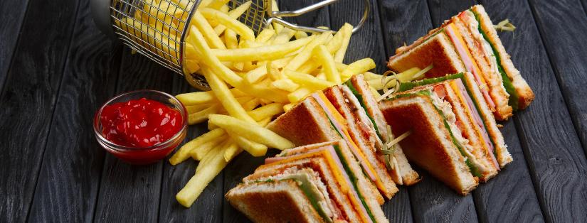 La délicieuse histoire du Club Sandwich : une icône de la gastronomie