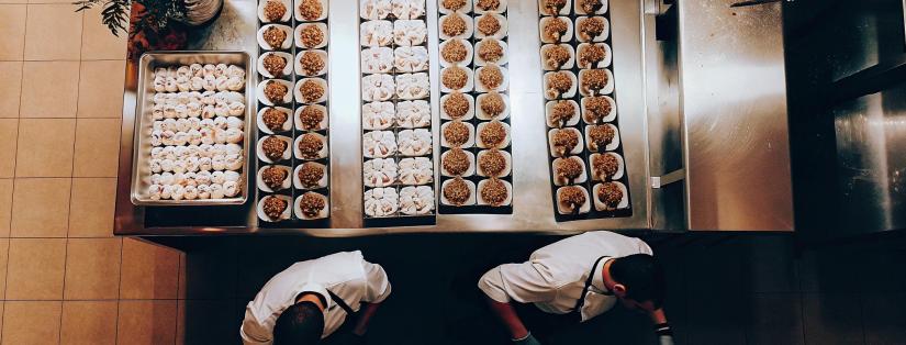 Le batch cooking version traiteur : une méthode d’organisation qui séduit les pros de l’événementiel en quête de performance.