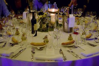 Traiteur Monsieur Louis Traiteur Marsillargues #2 Table dressée pour un dîner élégant avec verres, assiettes, couverts, bougies et décorations florales.