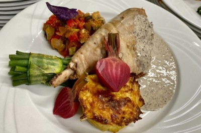 Traiteur Traiteur Lallemand Montblanc #4 Assiette composée d'une cuisse de volaille, légumes variés, gratin, sauce crémeuse et betteraves en décoration.