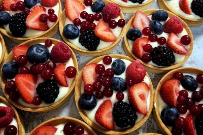 Traiteur Jacques Lafargue Traiteur Chaponost #2 Tartelettes garnies de crème et décorées de fruits rouges et bleus comme fraises, myrtilles, mûres et groseilles.