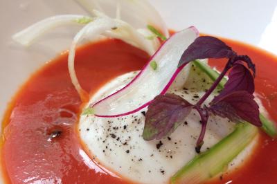 Traiteur Arômes et Sens Neuilly-sur-Seine #5 Burrata servie sur un coulis de tomate, garnie de radis, asperges, herbes fraîches et poivre moulu.