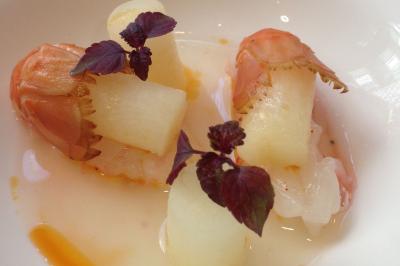Traiteur Arômes et Sens Neuilly-sur-Seine #4 Assiette contenant des morceaux de langoustine, des bâtonnets de melon et des feuilles de basilic pourpre.