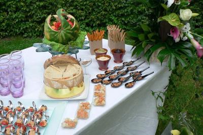 Traiteur Eclat des Saveurs Marles-en-Brie #3 Table dressée en extérieur avec des amuse-bouches, pains, sauces, et une décoration de pastèque sculptée.