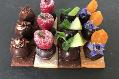 Traiteur Cocktail Cocktail - Mets Tendances Rueil-Malmaison #4 Assortiment de petits desserts sur biscuits, décorés de fruits frais, fleurs comestibles et copeaux de chocolat.