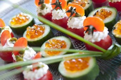Traiteur Cocktail Cocktail - Mets Tendances Rueil-Malmaison #5 Assortiment de bouchées apéritives composées de tomates, concombres, fromage frais et œufs de poisson sur un plateau.