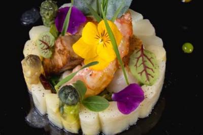 Traiteur Le Moulin des Quatre Saisons La Flèche #5 Assiette gastronomique avec purée dressée en cercle, asperges, crevettes, fleurs comestibles et sauce décorative.