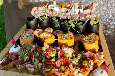 Traiteur Le Moulin des Quatre Saisons La Flèche #3 Plateau de bouchées apéritives variées avec charcuterie, légumes, verrines et décorations colorées.