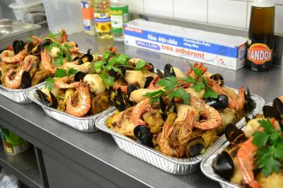 Traiteur Crazy Cook Catering Gottesheim #3 Plateaux de fruits de mer garnis de crevettes, moules, poissons et herbes fraîches, disposés sur un plan de travail en…
