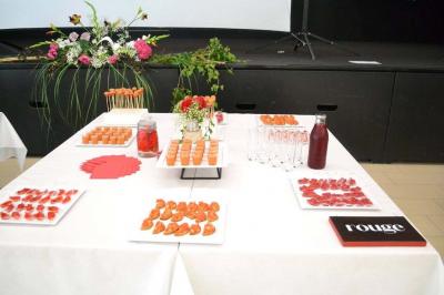 Traiteur Crazy Cook Catering Gottesheim #2 Table dressée avec des verrines, canapés, brochettes et boissons, décorée de fleurs et serviettes rouges.