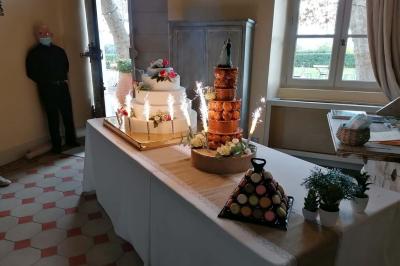 Traiteur Borges Evenements Draguignan #4 Table de desserts de mariage avec pièce montée, croquembouche, macarons et décorations florales, entourée de bougies…
