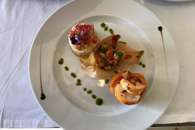 Traiteur Borges Evenements Draguignan #2 Assiette gastronomique composée de trois préparations raffinées, décorée de sauces et présentée sur une nappe blanche.