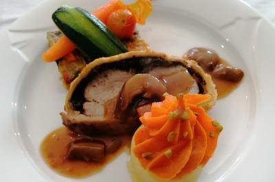 Traiteur Borges Evenements Draguignan #3 Plat composé d'un filet de viande en croûte, purée décorée, légumes et sauce servie dans une assiette blanche.