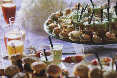 Traiteur Le Maydane Avs Clamart #2 Plateau de verrines, canapés et amuse-bouches variés disposés sur une table pour un buffet.