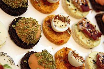 Traiteur Le Regent Traiteur Saint-Germain-Laval #2 Assortiment de canapés variés avec garnitures colorées, présentés sur un plateau blanc.