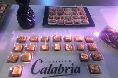 Traiteur Traiteur Calabria - Le Domus Martigues #4 Plateau de verrines apéritives disposées sur une table avec une décoration en forme d'ananas noir.