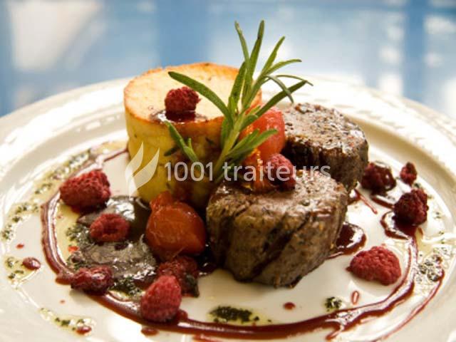 Traiteur La Table des Gourmets - La Passion Poissy #1 Assiette gastronomique avec filet de viande, gratin, framboises, sauce et garniture de romarin.