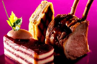 Traiteur La Table des Gourmets - La Passion Poissy #2 Assiette gastronomique composée d'un carré d'agneau, d'un millefeuille salé et d'une terrine sur fond rose.