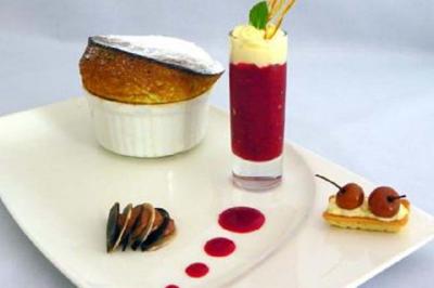 Traiteur La Table des Gourmets - La Passion Poissy #4 Assiette gastronomique avec soufflé, verrine de coulis rouge, noix, cerises et décoration soignée.
