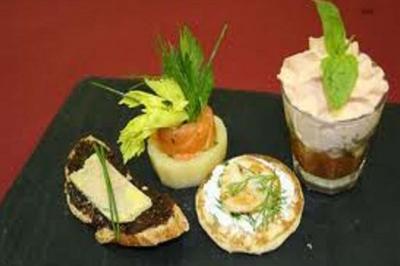 Traiteur La Table des Gourmets - La Passion Poissy #5 Assortiment de bouchées apéritives comprenant toast, blini, roulé de saumon et verrine sur ardoise noire.