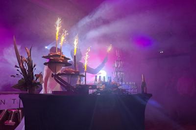Traiteur Le Relais de L'Hermine Muel #5 Table décorée avec des desserts, des coupes empilées et des feux d'artifice, dans une ambiance festive et lumineuse.