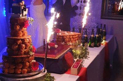 Traiteur Marc et Sophie Traiteur Cuisine & Services Limas #4 Table de desserts de mariage avec pièce montée, fontaine de champagne et décorations lumineuses.