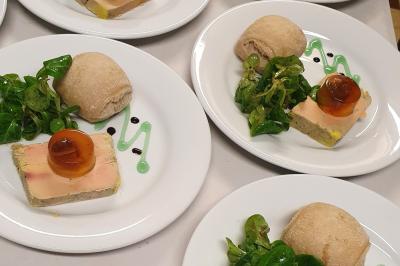 Traiteur Marc et Sophie Traiteur Cuisine & Services Limas #3 Assiette composée de foie gras, gelée, salade verte, sauce décorative et petit pain.