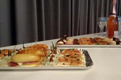 Traiteur Agen Events Agen #5 Plateaux de petits fours salés et sucrés avec une bouteille de champagne rosé et des verres sur une table blanche.