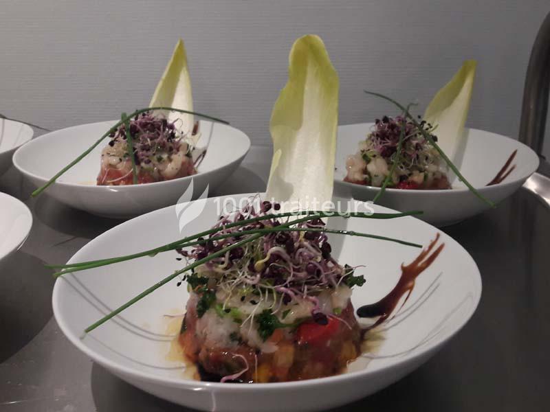Traiteur L'Atelier de Fred La Chapelle-d'Armentières #1 Assiette de tartare de légumes et crevettes, garnie de jeunes pousses, ciboulette et feuille d'endive.