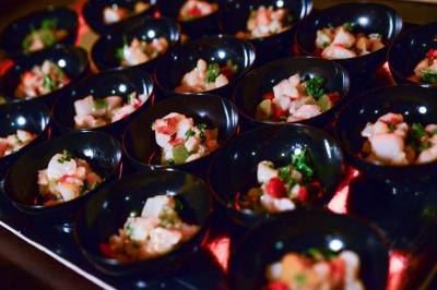 Traiteur L'Atelier de Fred La Chapelle-d'Armentières #2 Petits bols noirs contenant des portions de ceviche coloré avec des morceaux de poisson, légumes et herbes fraîches.