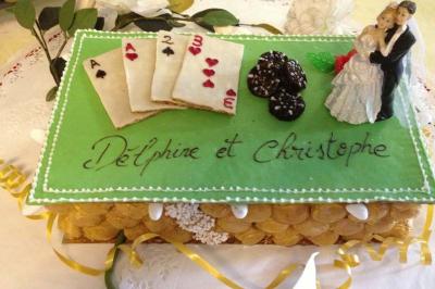 Traiteur Sandrine Traiteur Asnières-sur-Oise #5 Gâteau de mariage décoré de cartes à jouer, de choux, et d'une figurine de couple, avec les prénoms Delphine et Christophe.