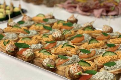 Traiteur Les Trois Sens Saint-Jean-d'Illac #2 Plateau de canapés variés garnis de légumes, herbes fraîches et tartinades colorées, disposés sur une table blanche.