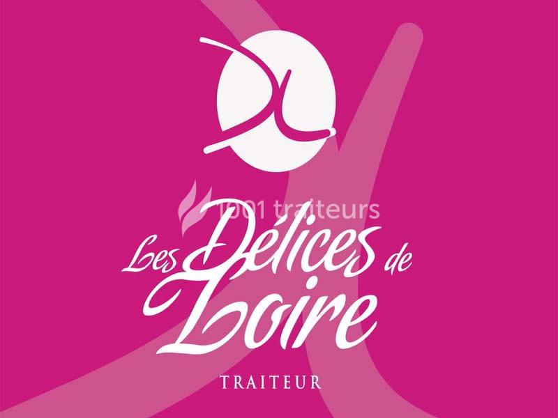 Traiteur Aux Delices de Loire Saint-Denis-de-l'Hôtel #1 Logo rose et blanc avec le texte ’Les Délices de Loire Traiteur’ et un motif graphique stylisé.