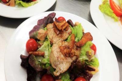 Traiteur Aux Delices de Loire Saint-Denis-de-l'Hôtel #2 Assiette de salade garnie de feuilles vertes, tomates cerises, champignons et morceaux de viande grillée.