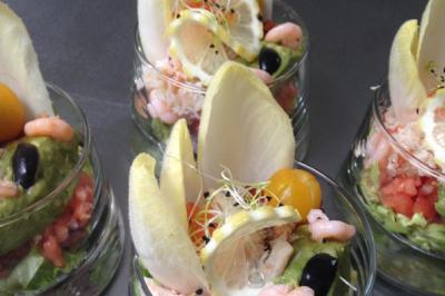 Traiteur Aux Delices de Loire Saint-Denis-de-l'Hôtel #4 Verrines garnies de crevettes, avocat, tomates, endives, citron, olives noires et germes, présentées sur une table.