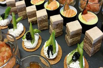 Traiteur Frederic Fouquet Créateur d'Emotions Culinaires Faverges #3 Assortiment de bouchées apéritives avec toasts au foie gras, verrines au saumon et crackers garnis de crème et asperges.