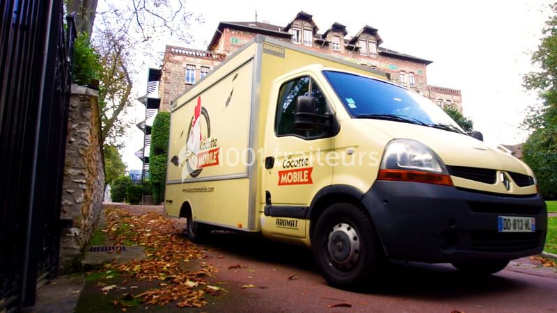 Traiteur La Cocotte Mobile Champigny-sur-Marne #1 Camion de livraison beige stationné sur une allée bordée de feuilles mortes devant un bâtiment en briques.