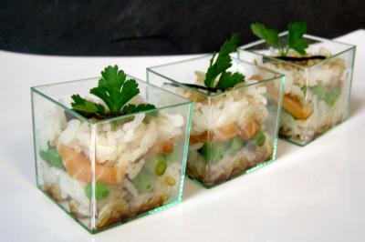 Traiteur Auberge du Tilleul Forest-sur-Marque #3 Verrines de riz garnies de saumon, petits pois et persil, présentées sur une assiette blanche.