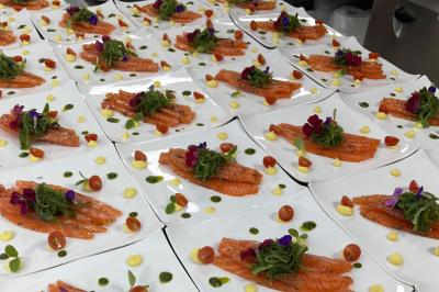 Traiteur Auberge du Tilleul Forest-sur-Marque #4 Assiettes de saumon fumé garnies de tomates cerises, algues, fleurs comestibles et sauces colorées.