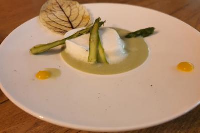 Traiteur Karine Roger Traiteur Fessanvilliers-Mattanvilliers #5 Assiette contenant une mousse blanche sur une sauce verte, garnie d'asperges, d'une feuille et de points de purée jaune.