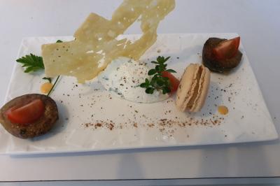 Traiteur Karine Roger Traiteur Fessanvilliers-Mattanvilliers #4 Assiette gastronomique avec macaron salé, légumes garnis, mousse blanche, tuile croustillante et décorations herbacées.