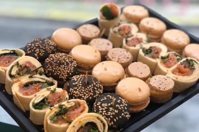 Traiteur L’Atelier AÔI, Traiteur Franco-Japonais Senlis #5 Plateau de bouchées apéritives comprenant wraps au saumon, macarons salés et mini pains garnis.