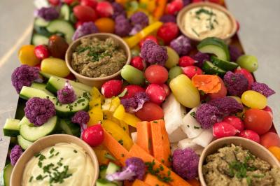 Traiteur L’Atelier AÔI, Traiteur Franco-Japonais Senlis #2 Plateau de crudités colorées avec carottes, concombres, tomates, chou-fleur violet et sauces variées en petits bols.