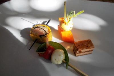 Traiteur Karen Réceptions Organisation Magny-en-Vexin #4 Assortiment de bouchées gastronomiques sur une assiette blanche, comprenant sushi, légumes et pâtisserie.