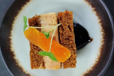 Traiteur Niel Traiteur Le Lion-d'Angers #3 Tranche de foie gras entre deux morceaux de pain d'épices, garnie de fines herbes et d'une touche de gelée noire.