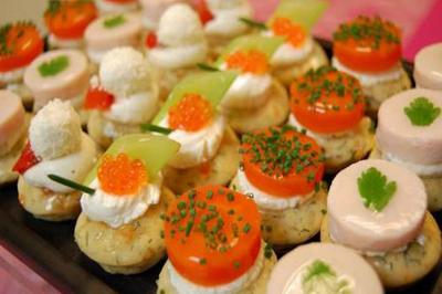 Assortiments de canapés Plateau de petits canapés variés garnis de légumes, fromage, œufs de poisson et décorations colorées.