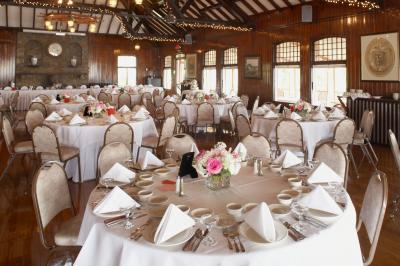 Traiteur FB Traiteur Garancières #5 Salle de réception avec tables rondes dressées, nappes blanches, serviettes pliées et centres de table fleuris.