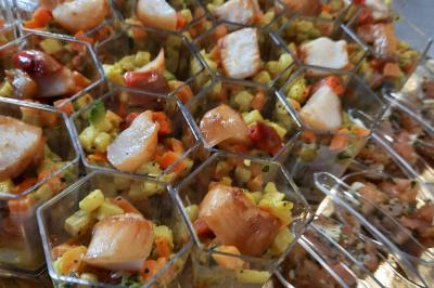 Verrines remplies de dés de légumes colorés et morceaux de poulet grillé, présentées sur un plateau.